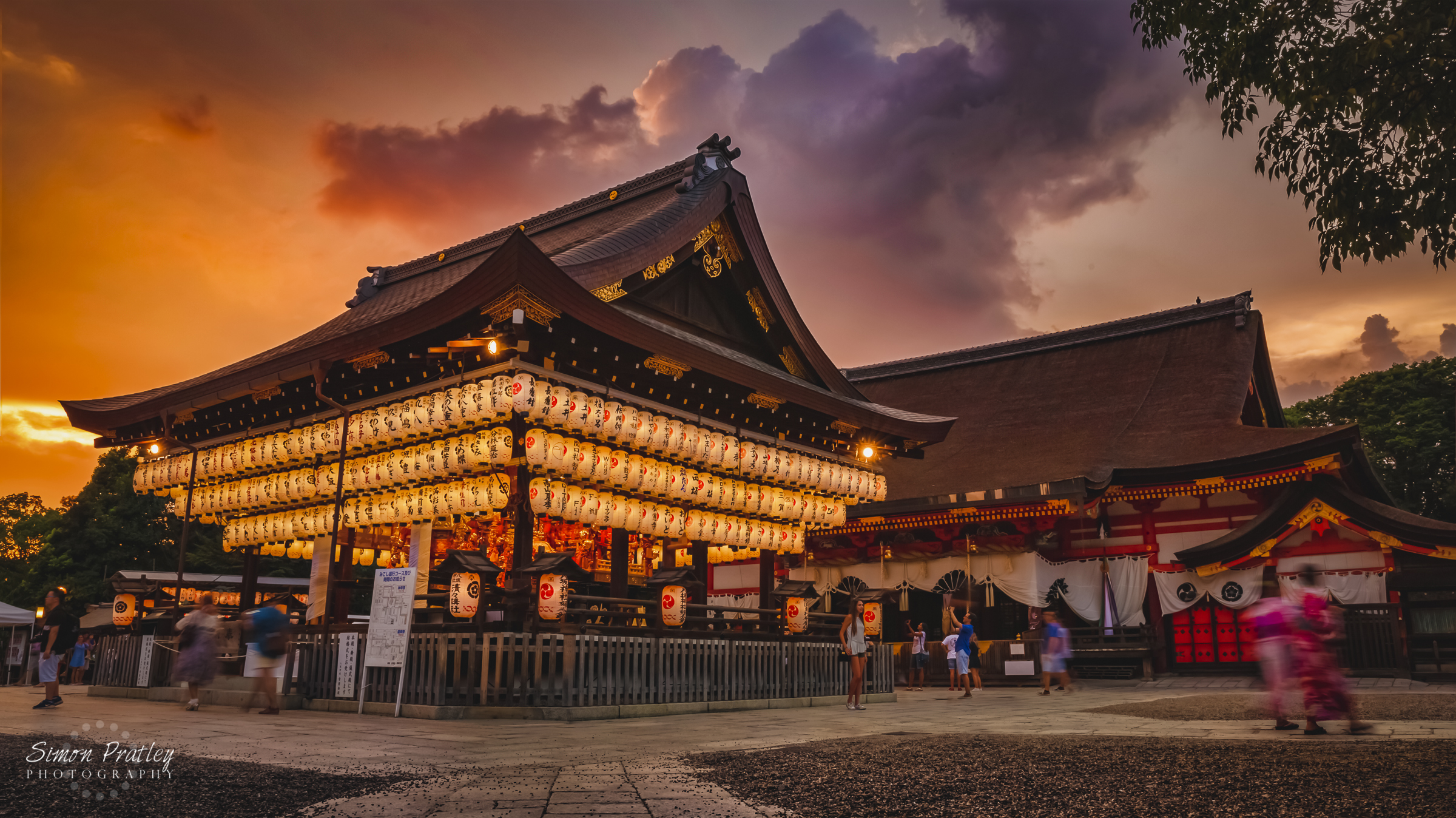 Evening at the Yasaka-Jinja Shrine