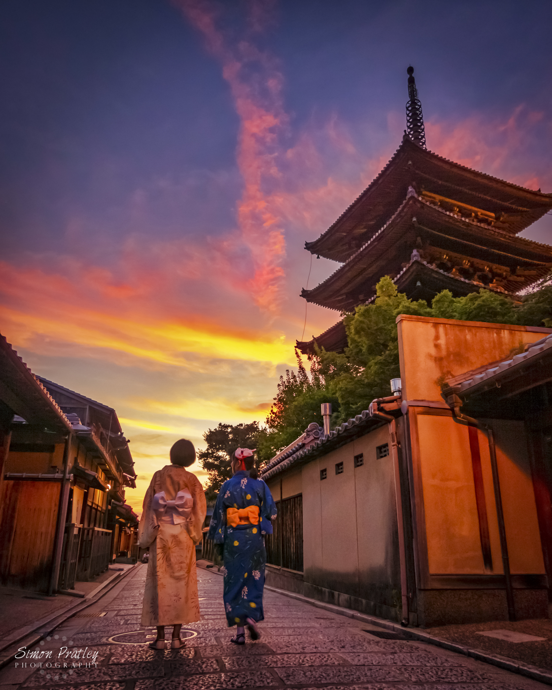 Evening with Kimonos at the Hōkanji Temple